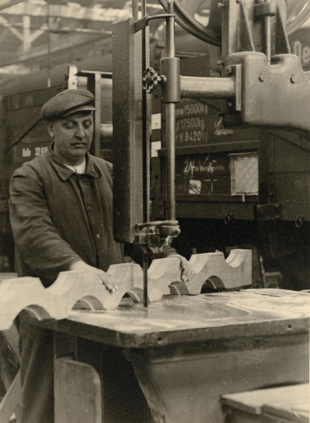 Naturfreunde Darmstadt Bau des Rimdidim Hauses ca Januar 1931 An der Bandsäge Fotograf Karl Schäfer (Copy) (Copy)
