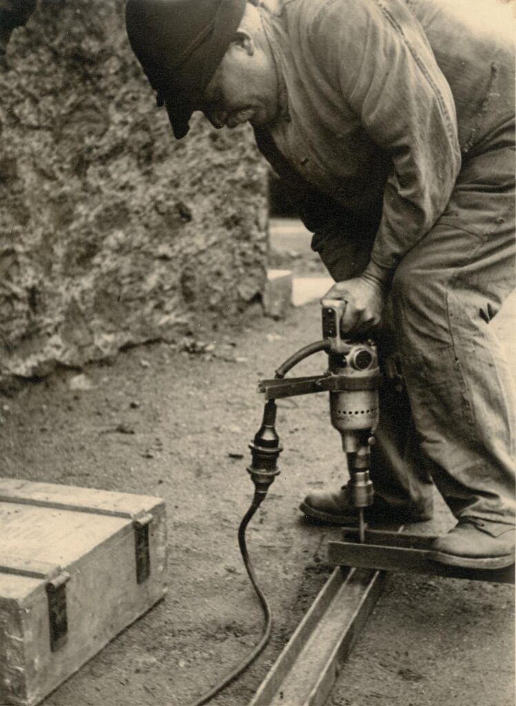 Naturfreunde Darmstadt Bau des Rimdidim Hauses ca Januar 1931 Elektrischer Bohrer Fotograf Theodor Perabo (Copy) (Copy)