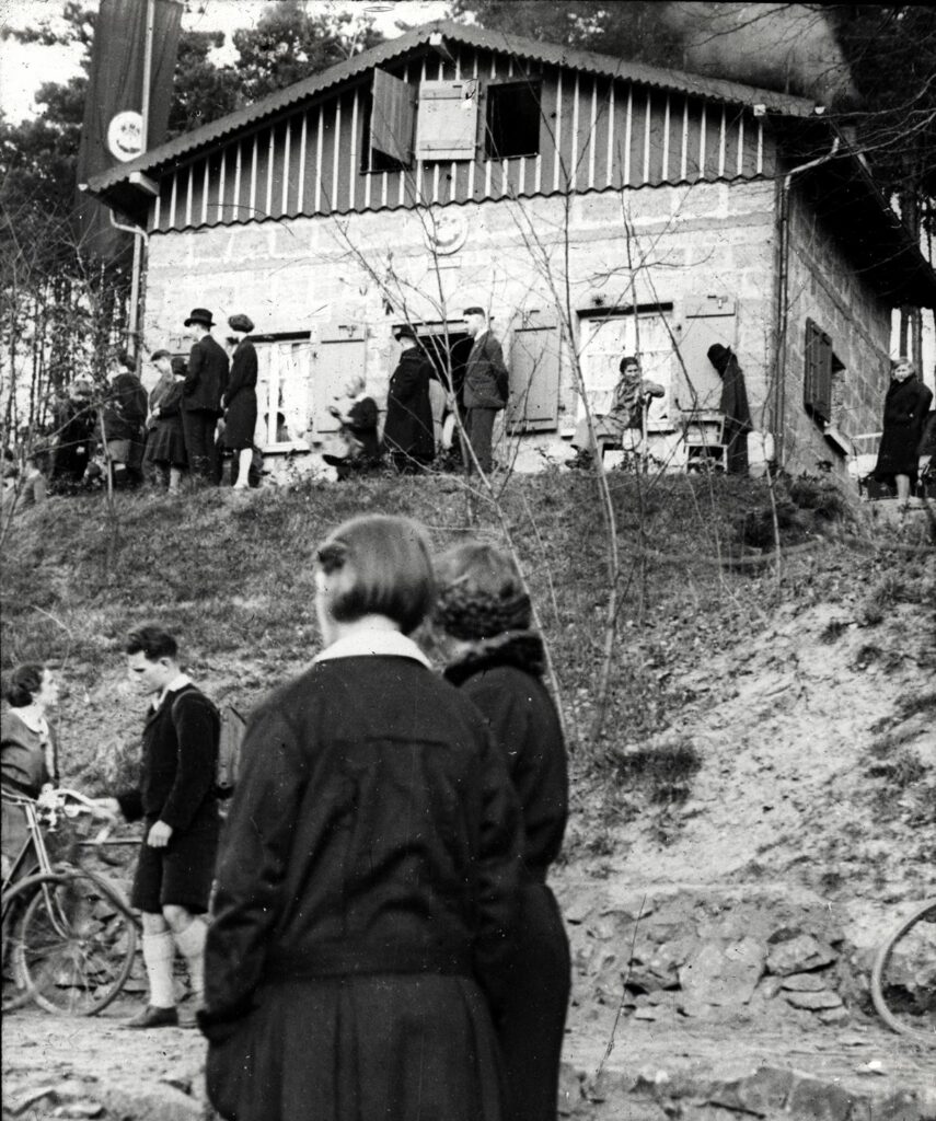 Naturfreunde Darmstadt vermutlich Einweihung Eberstädter Hütte am Riedberg (erste Bauform) ca 1928 (Copy)
