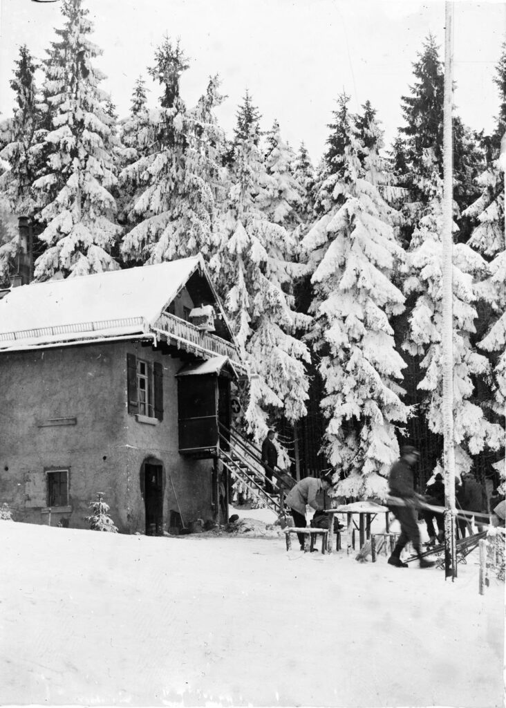 Naturfreunde Foto Homburger NFH 1. Bauform im Winter ca 1925.tif (Copy)