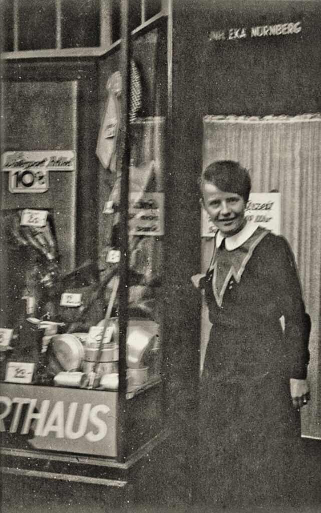 Naturfreunde Frankfurt, Gretel Eberle, geb. Braun vor dem EKA Sporthaus Braubachstr.jpg (Copy)
