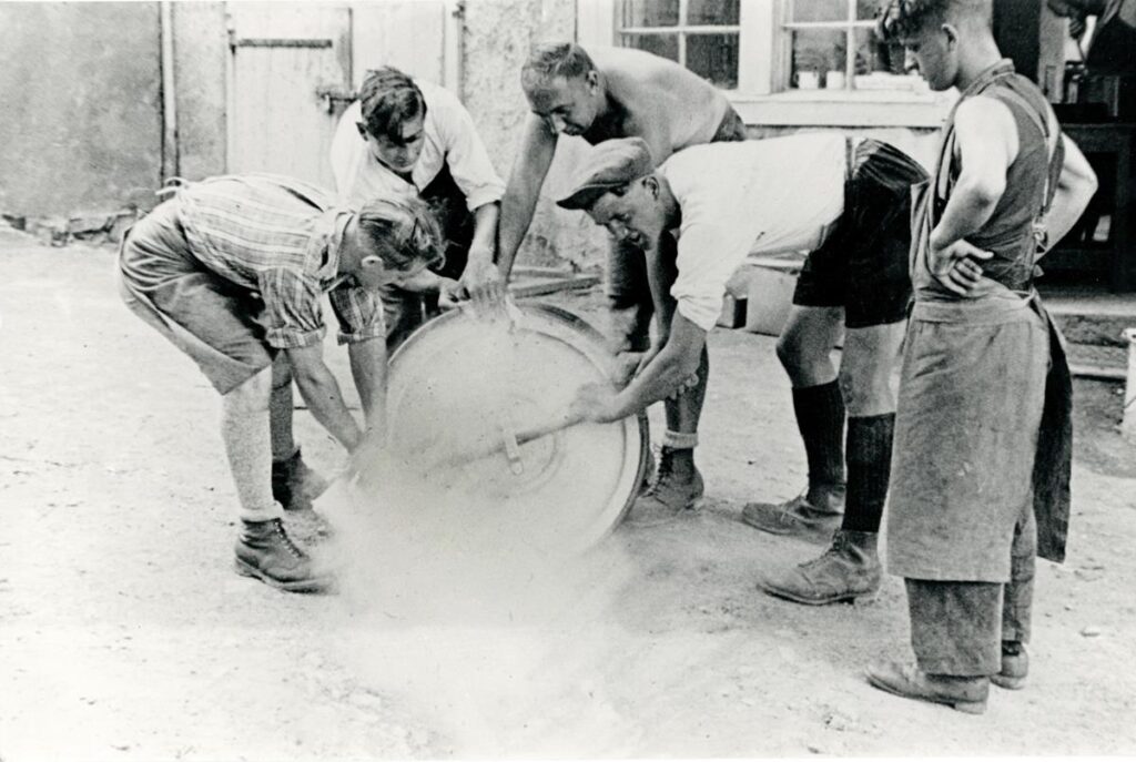 Naturfreunde Häuser Oberreifenberg Männer des FAD schütten das Kartoffelwasser ab, August 1930 (Karl Jamin) (Copy)
