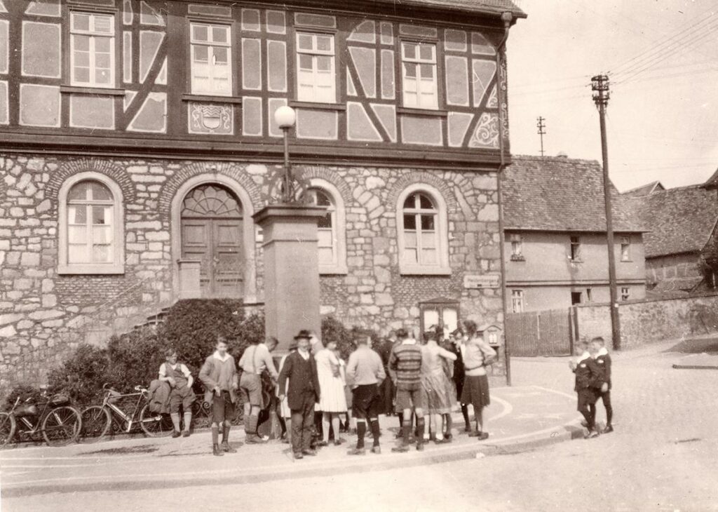 Naturfreunde Vilbel Besuch der Mühlheimer NF Jugend vor dem Alten Rathaus 1931 (Copy)