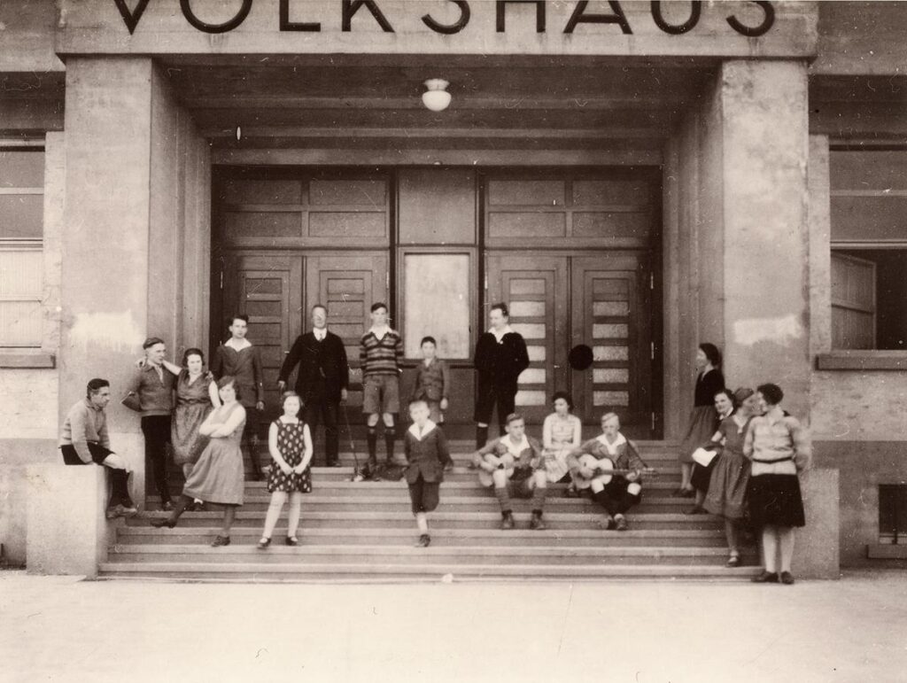 Naturfreunde Vilbel Besuch der Mühlheimer NF Jugend vor dem Volkshaus 1931 (Copy)