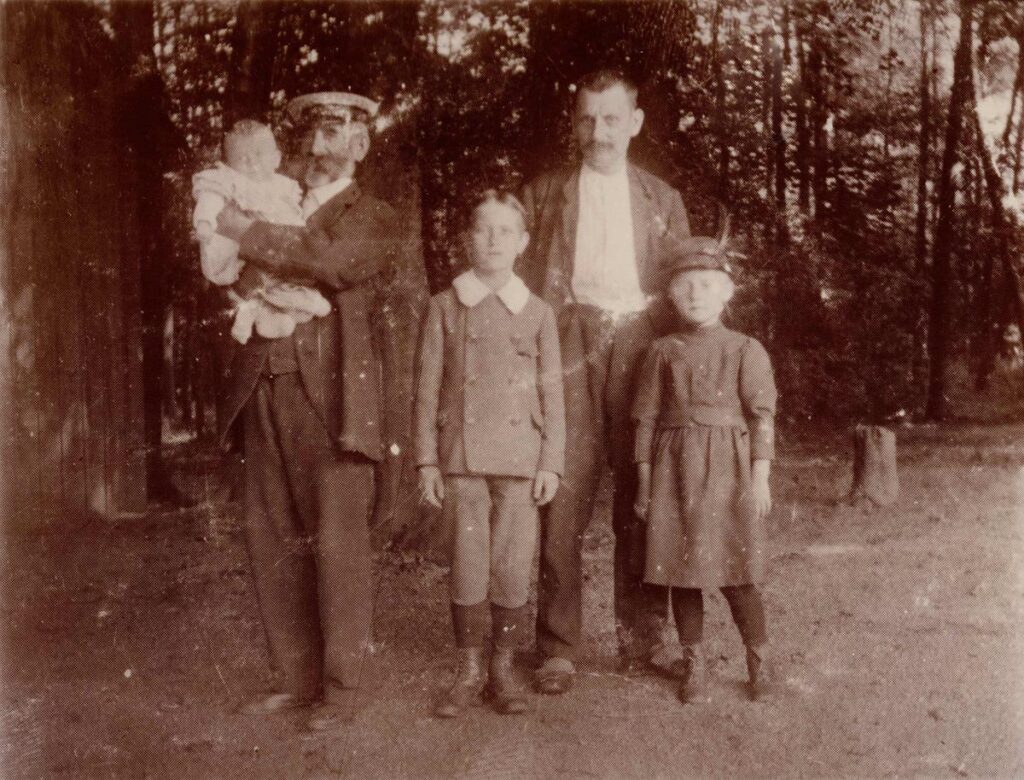 Naturfreunde Vilbel Jakob Armbrust mit Baby Alfred und Ferdinand Schuch mit Hanni 1914 (Copy)
