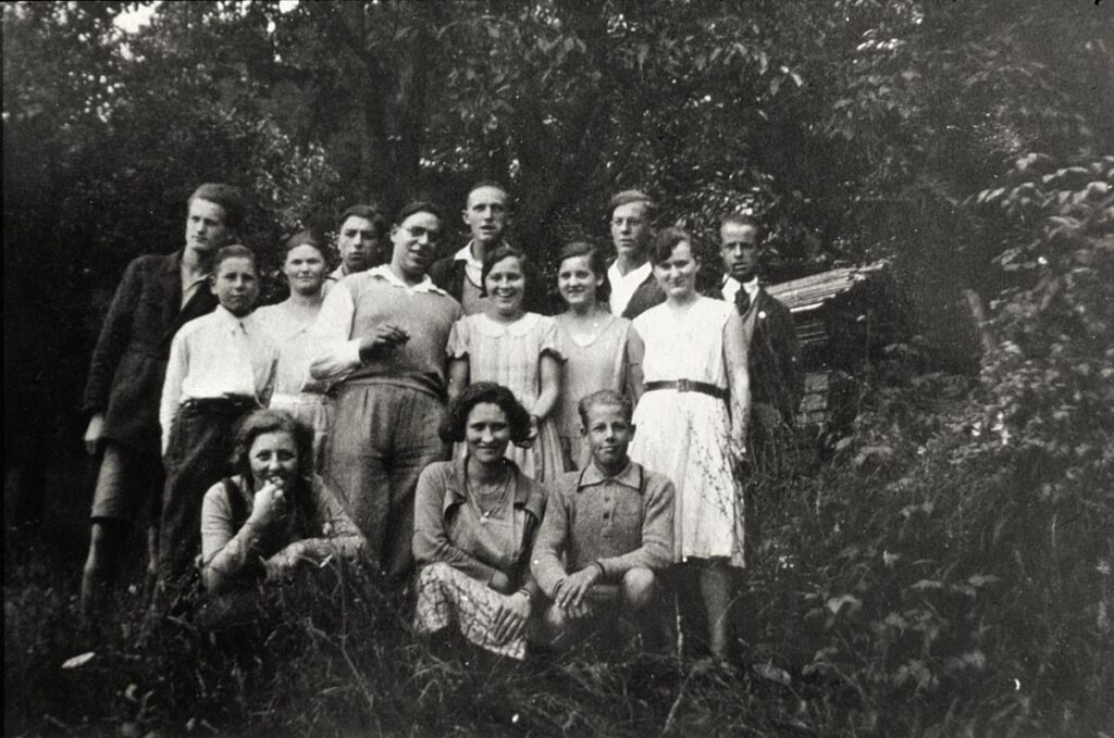 Naturfreunde Vilbel auf dem Glauberg im Hintergrund Bretter für den Hausbau 1932 (Copy)