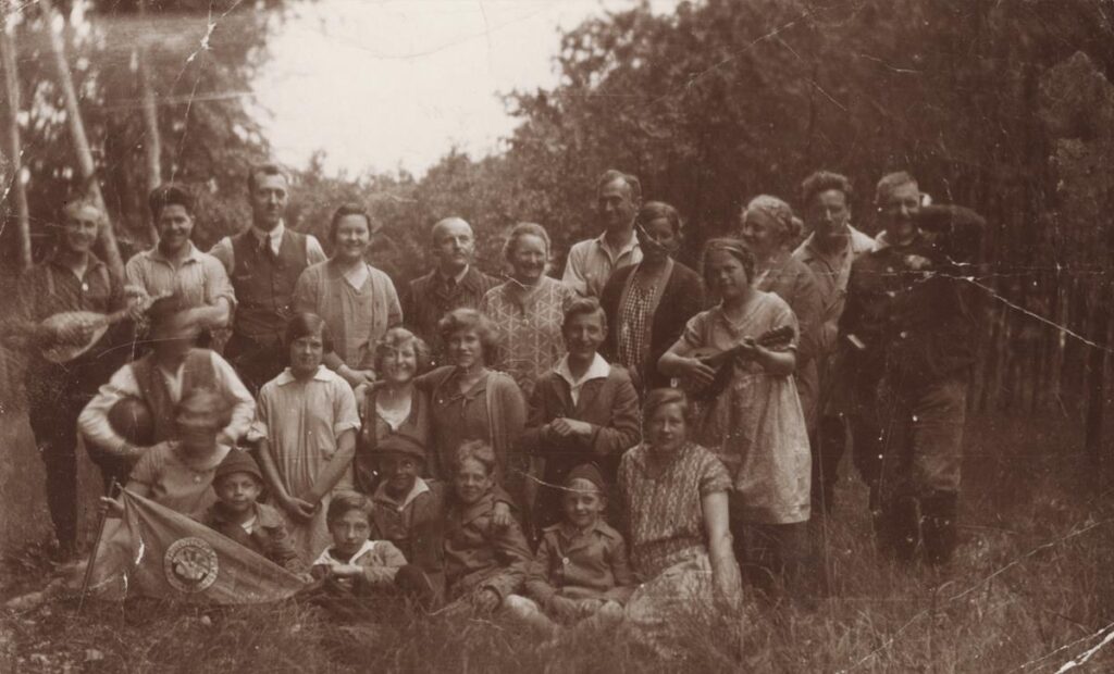 Naturfreunde Vilbel bei einer Wanderung 1926 27 (Copy)