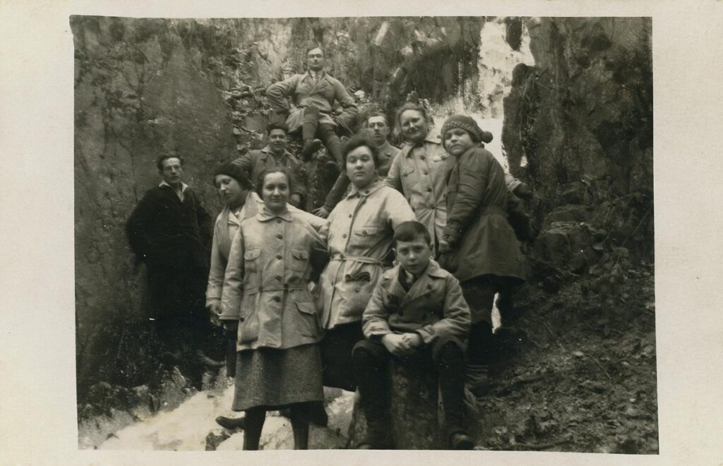 Naturfreunde Vilbel vor dem Billtal Wasserfall 1925 26 (Copy)