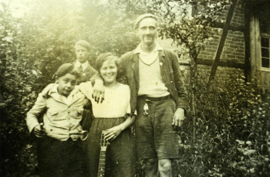 Naturfreunde Vilbel vor dem Glauberghaus 1932 (Copy)